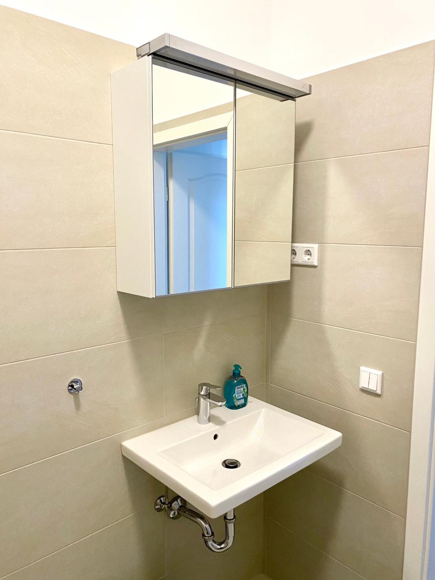 2 Rooms, Free Parking, 25 Min To Duesseldorf, 150 Mbps Wlan Duisburg Zewnętrze zdjęcie